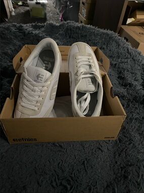 Etnies women’s white and Cream Low-Top Sneakers